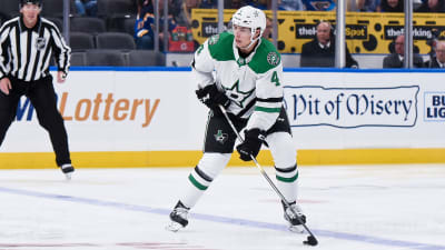 Miro Heiskanen med pucken.