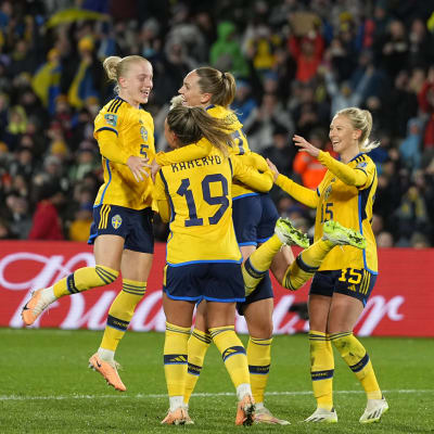 Sveriges damlandslag i fotboll firar ett mål.