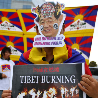 Protest mot att många tibetaner begår självmord genom att bränna ihjäl sig.
