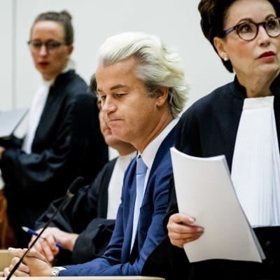 Geert Wilders ( i mitten)