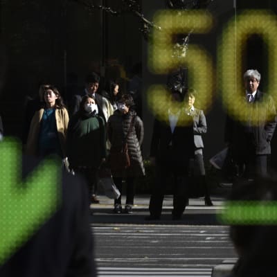 Börskurserna sjönk två procent den 4 december i Tokyo.