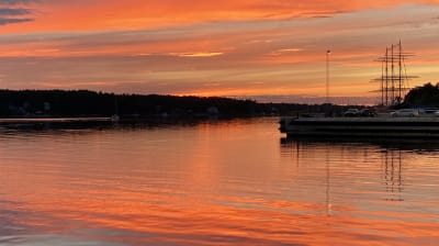 Pommerns master i solnedgång i rött och gult i Mariehamn. 
