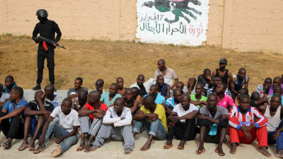 Flyktingar fångna i ett interneringsläger i Tripoli