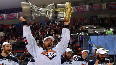 Oskar Osala lyfter KHL-bucklan.