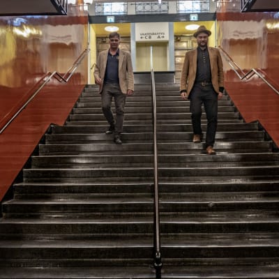 Kalliosalin perustaja Markus Serala ja Kalliosalin toiminnanjohtaja Saku Mattila  kävelemässä Kalliosalin aulan portaita. 