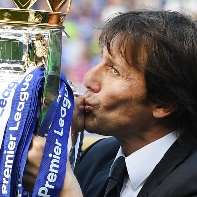 Antonio Conte kysser Premier League-bucklan.