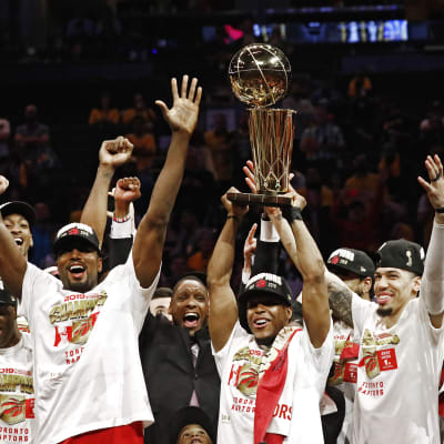Toronto Raptors-spelare lyfter bucklan