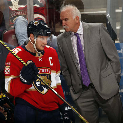 Aleksander Barkov vierellään Florida Panthersin päävalmentaja Joel Quenneville.