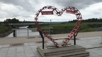 En metallskulptur formad som ett hjärta med texten "Tornio-Finland" och "Haparanda-Sverige".