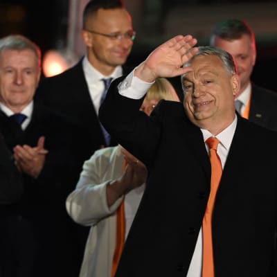 Viktor Orban juhlistaa vaalivoittoa.