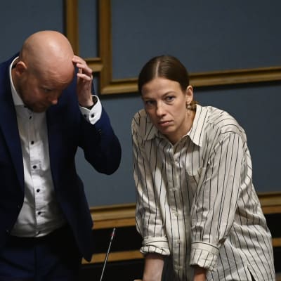 Vasemmistoliiton Jussi Saramo ja Li Andersson eduskunnan täysistunnossa.
