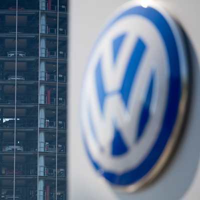 Volkswagens logga i Wolfsburg, Tyskland.