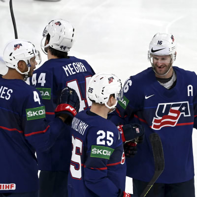 USA-spelare firar 4–0-målet i matchen mot Lettland.