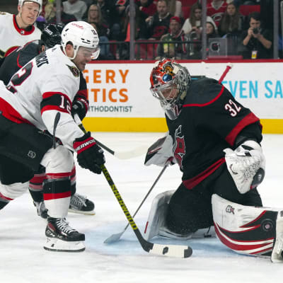 Antti Raanta stoppar en puck mot Ottawa.