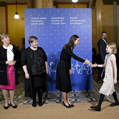 Ympäristö- ja ilmastoministeri Maria Ohisalo (vasemmalla), oikeusministeri Anna-Maja Henriksson, valtiovarainministeri Annika Saarikko ja pääministeri Sanna Marin kättelevät juhliin saapuvia lapsia, kun pääministeri isännöi itsenäisyyspäivän juhlaa lapsille Helsingin Säätytalolla keskiviikkona 7. joulukuuta 2022.