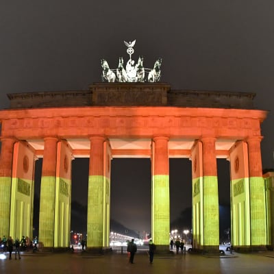 Brandenburger Tor upplyst i den tyska flaggans färger hedrar minnet av offren för attacken.