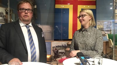 Johan Ehn och Maria Lohela, framför åländsk flagga på Ålands museum
