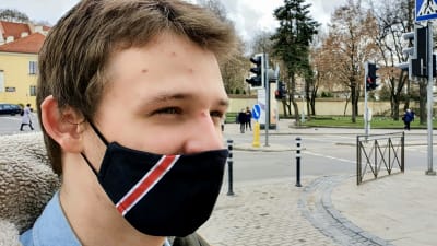 Dmitrij Mazura har en mask med den belarusiska oppositionens färger - en mask som många i Vilnius har.