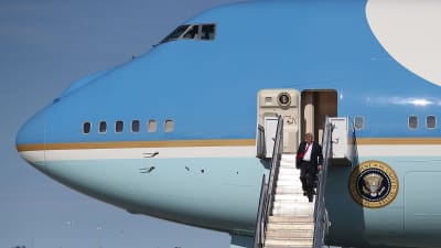 Donald Trump anländer till Florida med Air Force One