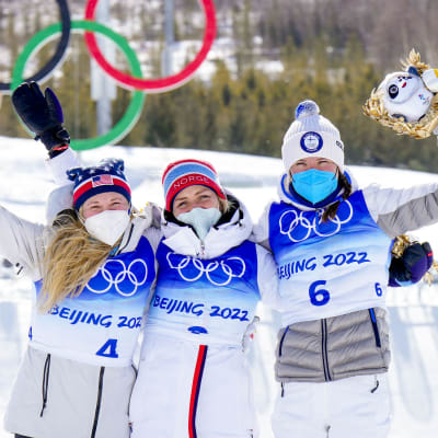 Jessie Diggins, Therese Johaug och Kerttu Niskanen på pallen i OS.