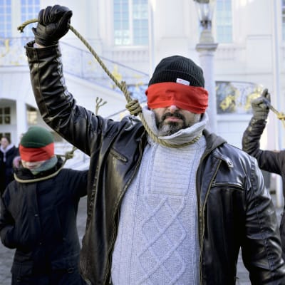 Demonstranter som motsätter sig Irans avrättningar i Bonn i Tyskland.