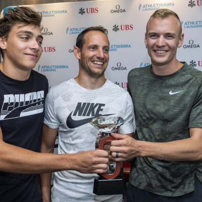 Duplantis, Lavillenie och Kendricks håller i en pokal.