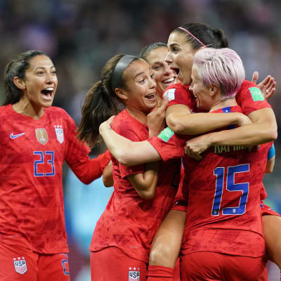 USA firar ett av sina 13 mål i segermatchen över Thailand i VM 2019.