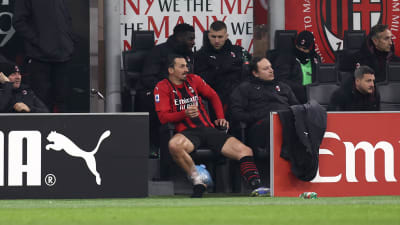 Zlatan Ibrahimovic sitter på bänken med en ispåse på foten.
