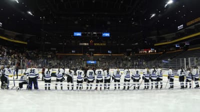 Minnesotas spelare står på rad efter Isobel Cup-finalen.