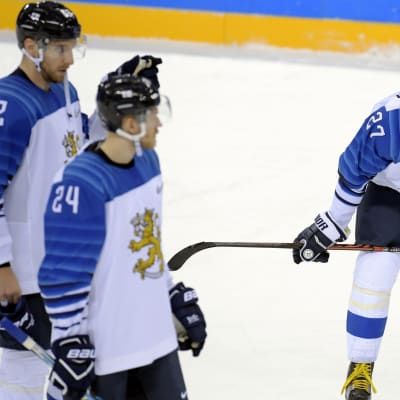 Besvikna ishockeylejon efter OS-förlusten mot Kanada.