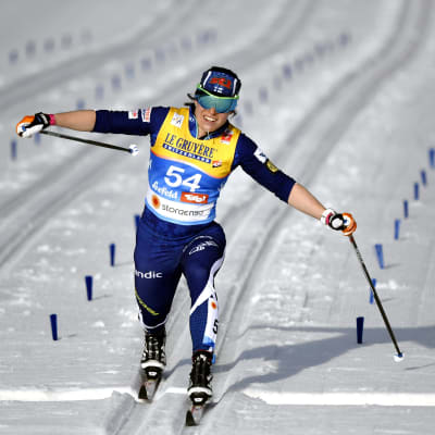 Krista Pärmäkoski korsar mållinjen på 10 kilometersloppet i VM i Seefeld.