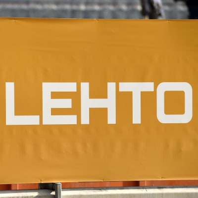 Lehtos logga på en orange banderoll.
