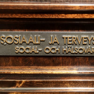 Social- och hälsovårdsutskottets dörr i riksdagen