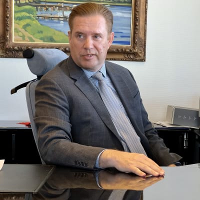 Lappeenrannan kaupunginjohtaja Kimmo Jarva istuu työpöytänsä äääressä.