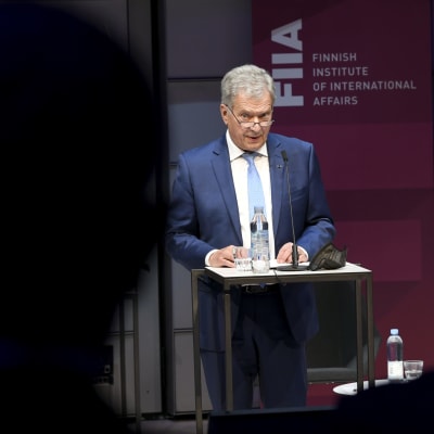 Presidentti Sauli Niinistö esiintyi Ulkopoliittisen instituutin Forum tapahtumassa 29. syyskuuta. Kävelee maski kasvoillaa, taustalla muita osallistujia.