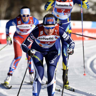 Anne Kyllönen skidar i VM-kvaltävlingen i lagsprint.