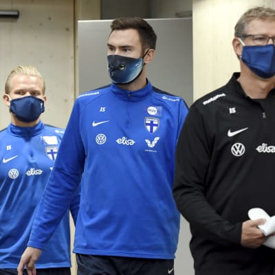 Joel Pohjanpalo, Tim Sparv och Markku Kanerva går i kö med ansiktsskydd.
