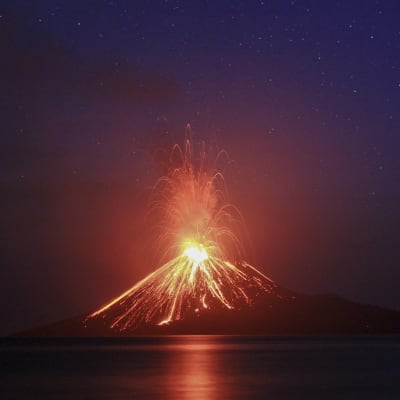 Vulkanen Krakatau sprutar ut lava.