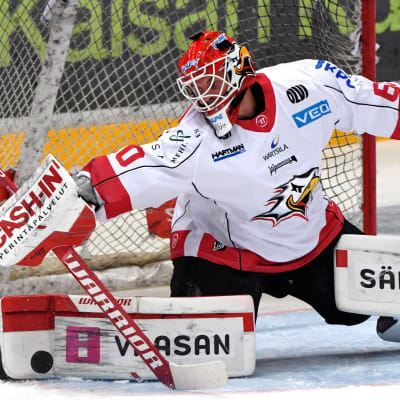 Rasmus Reijola, Vasa Sport, räddar en puck