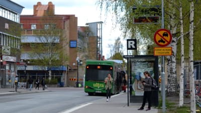 Den gröna bussen är en elbuss. Fotat i Umeå där man försöker gå över till elbussar.