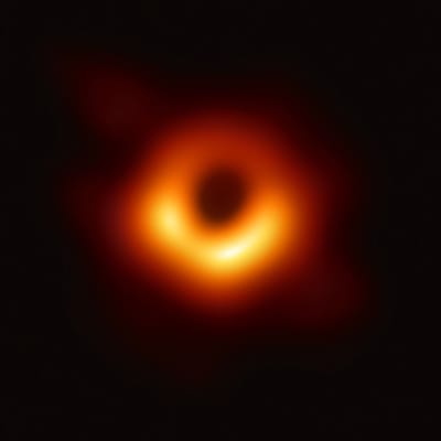 Första bilden på ett svart hål.