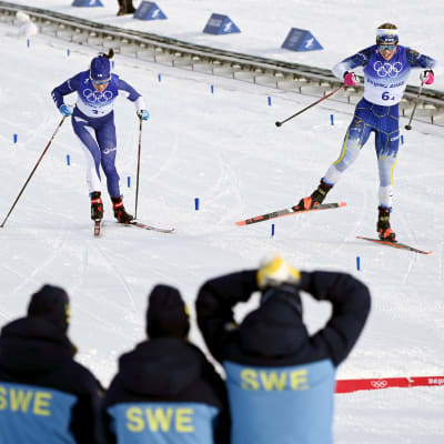 Krista Pärmäkoski ja Jonna Sundling taistelivat olympiapronssista viestissä.
