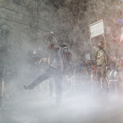 Polis använder vattenkanoner mot demonstranter utanför premiärminister Benjamin Netanyahus residens i Jerusalem.