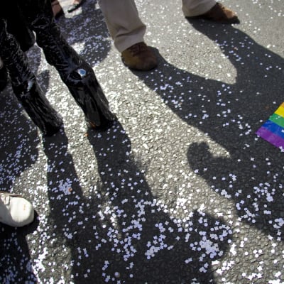 Prideflagga på prideparaden i Paris 2009.