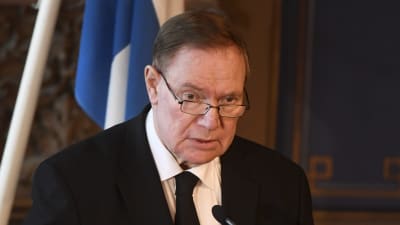 Paavo Lipponen håller tal under Mauno Koivistos minnesstund