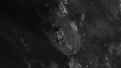 Satellitbild av vulkanen Hunga Tonga-Hunga Ha'apais utbrott nära öriket Tonga i södra Stilla havet. 