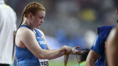 Krista Tervo drar på sig en handske