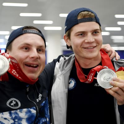 Matti Suur-Hamari ja Santeri Kiiveri näyttävät paralympiamitaleitaan kuvaajille.