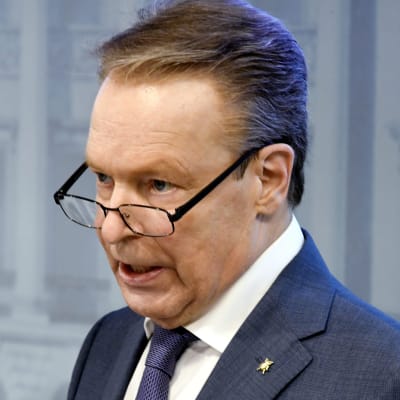 Komitean puheenjohtaja, kokoomuksen kansanedustaja Ilkka Kanerva asevelvollisuustyöryhmän loppuraportin julkistuksessa Helsingissä 26. marraskuuta 2021.
