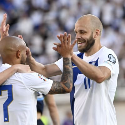 Teemu Pukki juhlii maaliaan San Marinoa vastaan EM-karsinnassa.